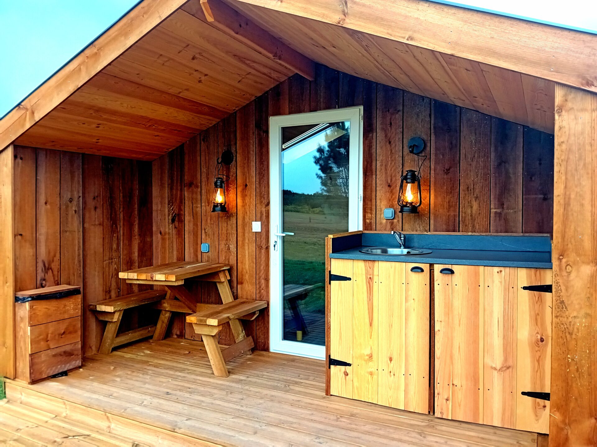 "Le Trappeur, hébergement insolite en bois par Glampinnovateur, inspiré des cabanes nord-américaines. Idéal pour le glamping, randonneurs et Accueil Vélo.