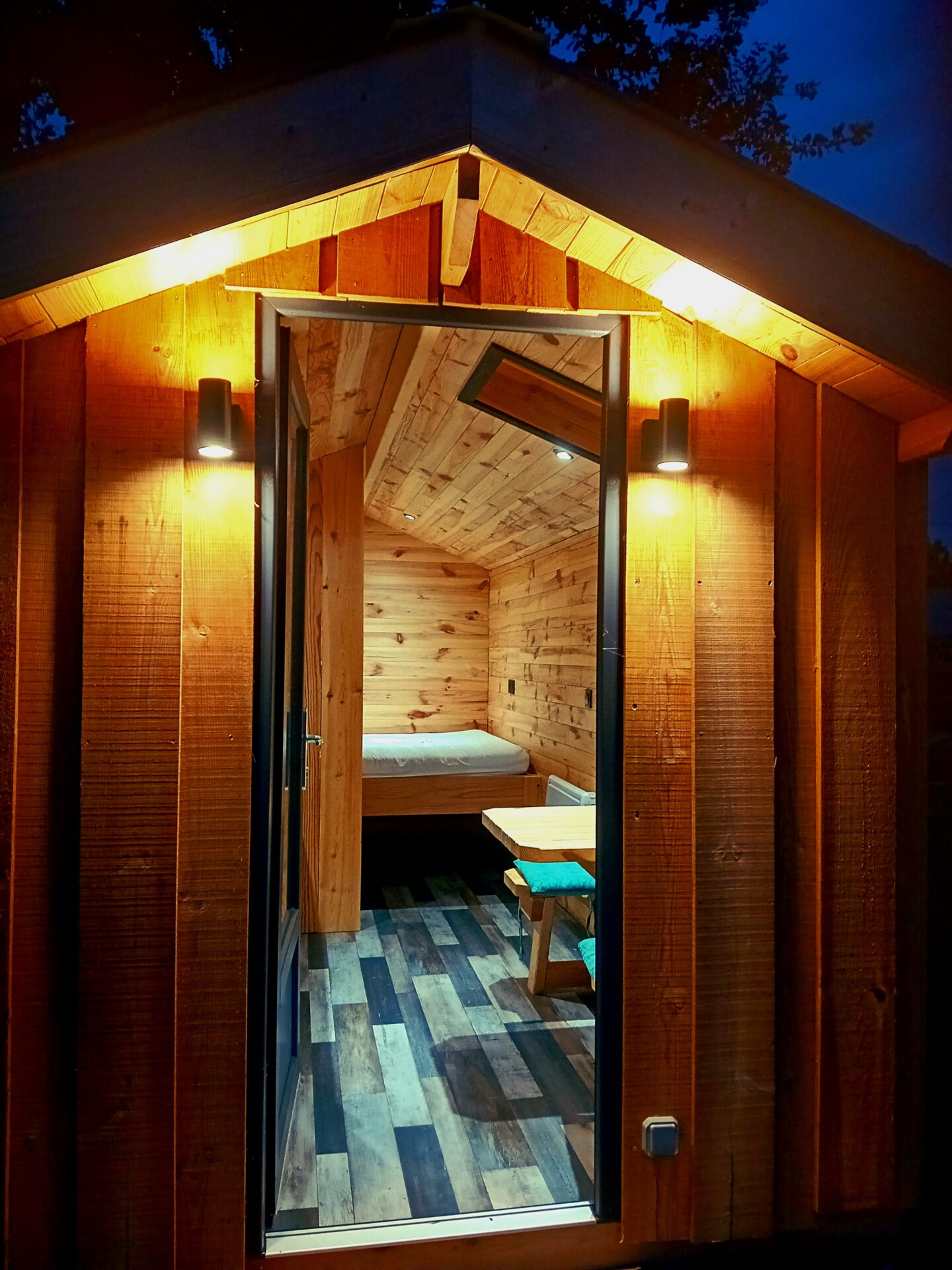 Façade- GLAMPINOVATEUR Le Globe-Trotteur, hébergement insolite modulable par Glampinnovateur, idéal pour le glamping, randonneurs et cyclotouristes.
