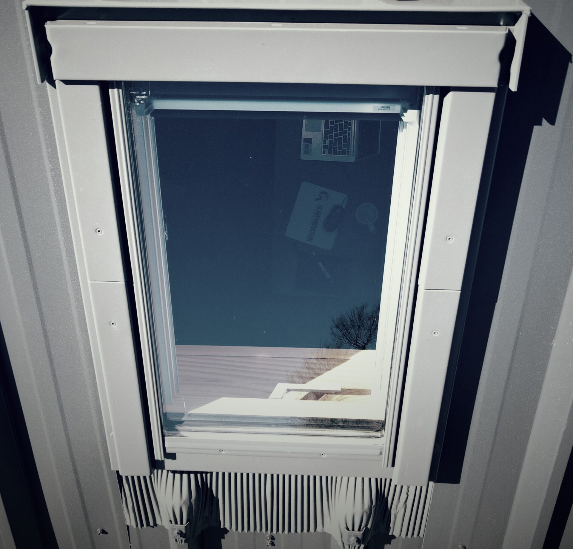Studio de jardin isolé – Modèle Rêveur Confort Studio de jardin isolé avec fenêtre de toit, offrant une vue sur l’intérieur aménagé en bureau. Modèle inédit fabriqué dans les Landes.