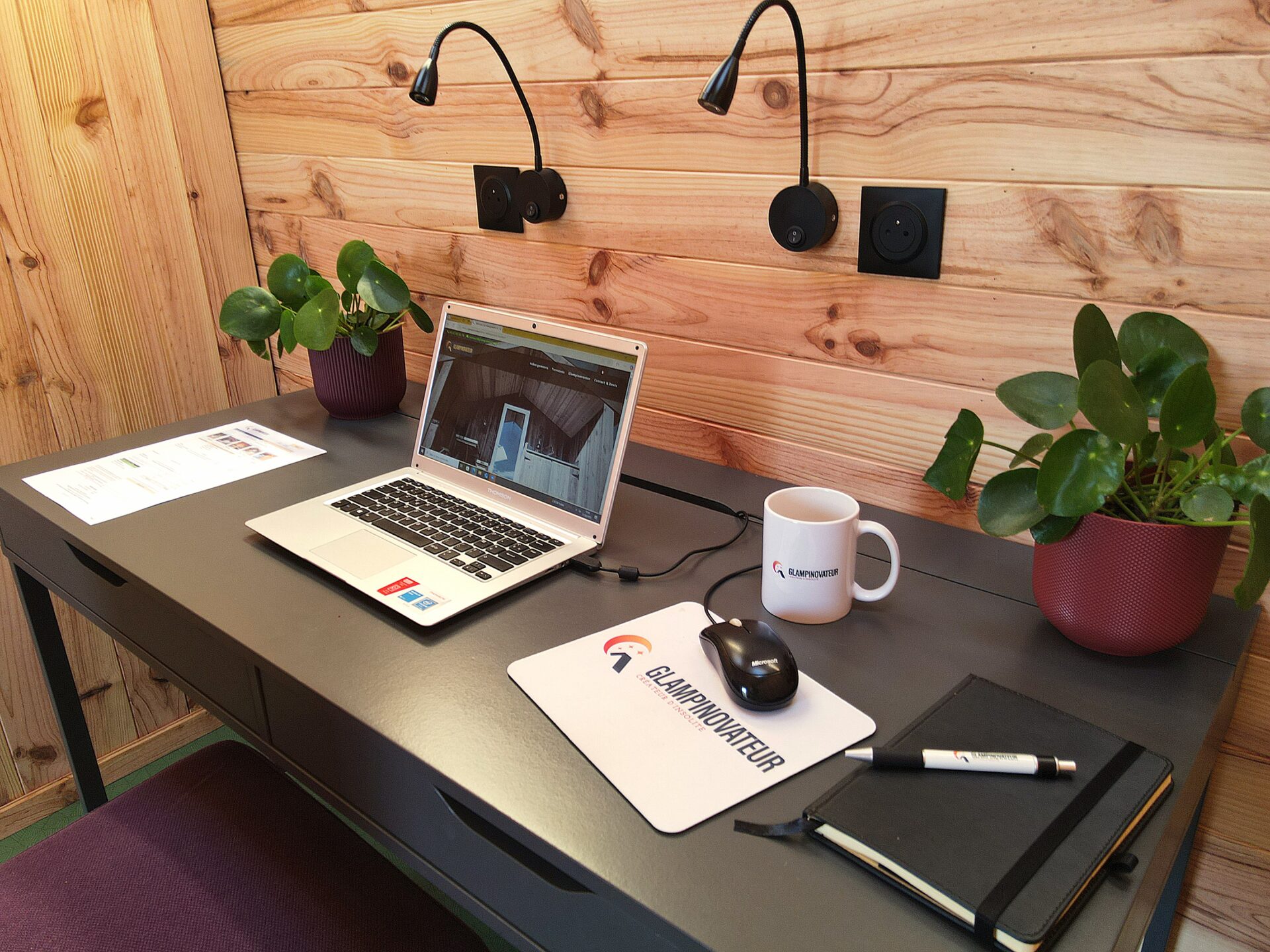 Intérieur du studio de jardin – Modèle Rêveur Confort Intérieur d’un studio de jardin en pin des Landes avec électricité encastrée, pouvant servir de bureau de jardin ou de chambre de jardin.