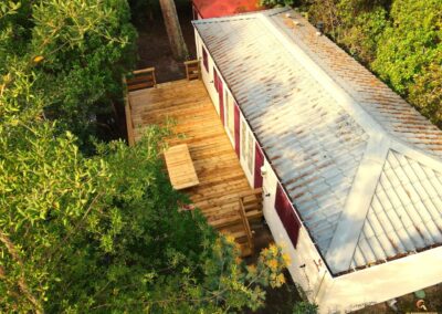 Terrasse en bois rénovée avec configurateur 3D de Glampinovateur, installée dans un camping des Landes, vue sur l’aménagement extérieur et l’espace de détente.