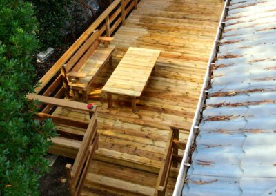 Terrasse en bois rénovée avec le configurateur 3D de Glampinovateur, installée dans un camping des Landes.