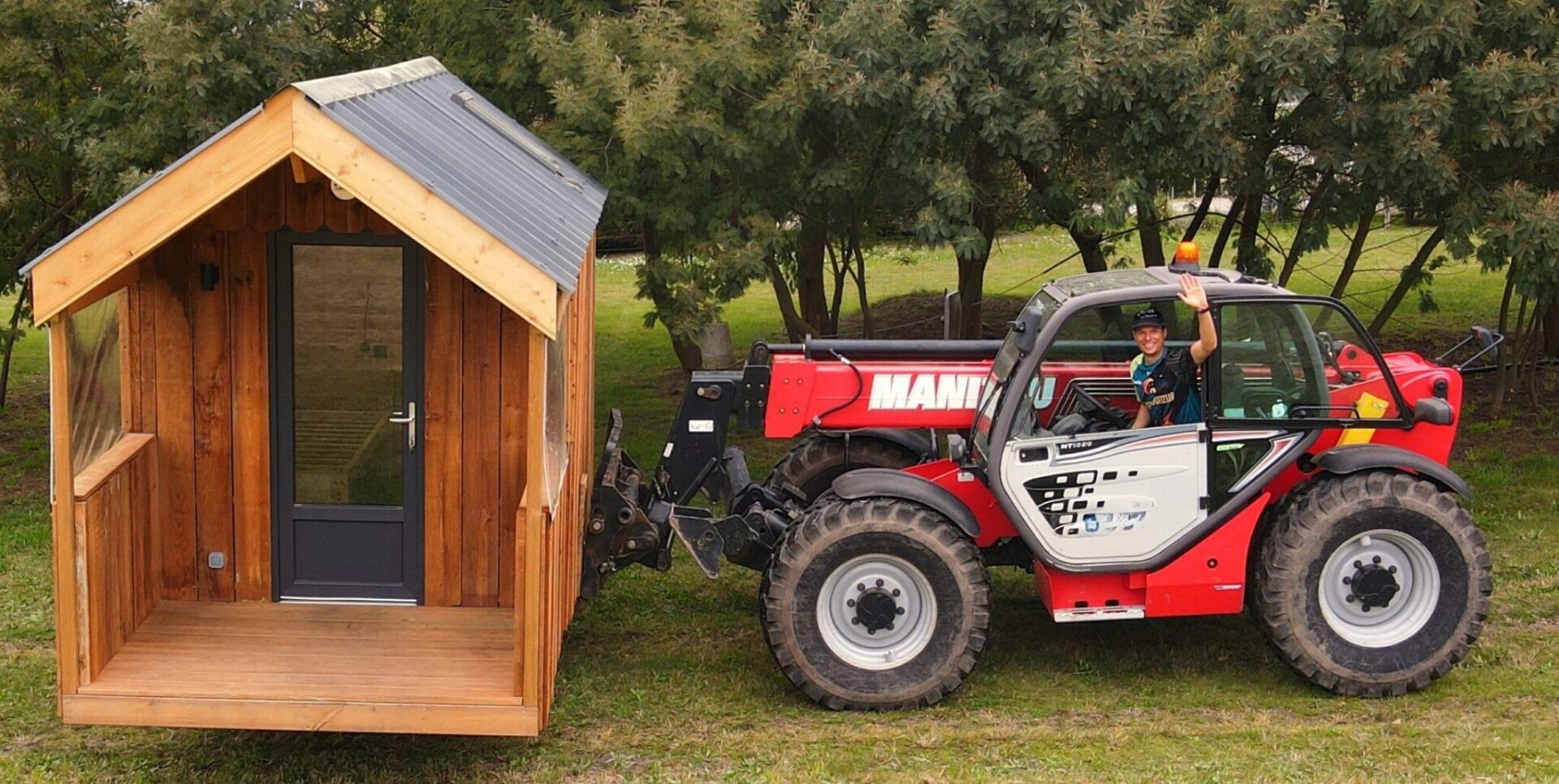 L'installation d'un hébergement insolite - GLAMPINOVATEUR Installation d’un hébergement insolite dans un cadre naturel, illustrant le concept d’écotourisme proposé par GLAMPINOVATEUR
