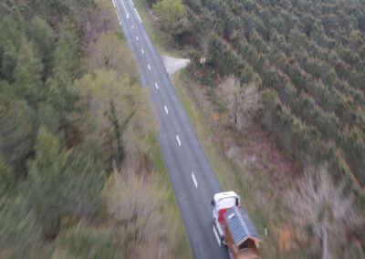 Vue drone du transport d’un hébergement insolite Glampinovateur sur la route – Livraison en France