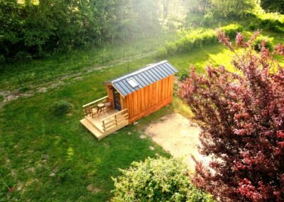 Hébergement insolite en bois installé dans le jardin d'un particulier, fabriqué par Glampinovateur.