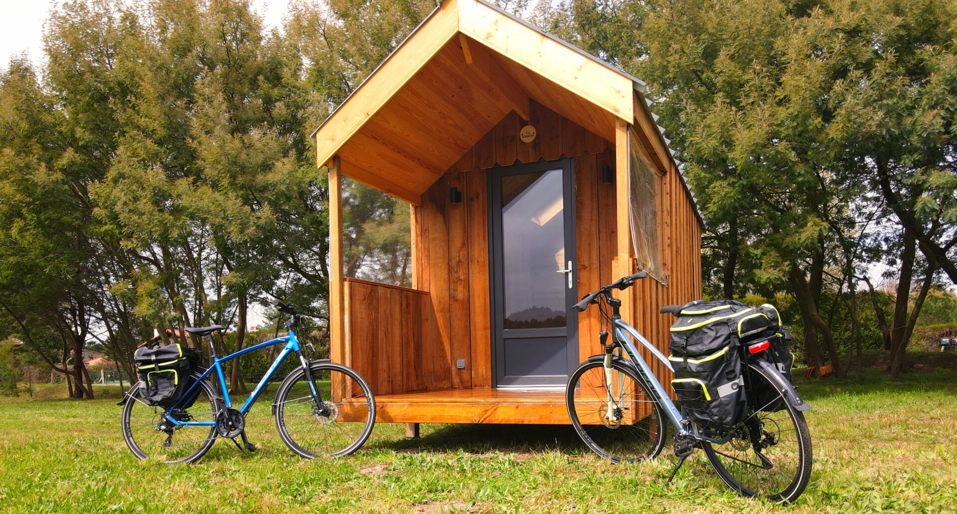 Lodge en bois pour camping – Hébergement insolite livré partout en France par Glampinovateur Photo d’un lodge en bois isolé pour hébergement insolite en camping, fabriqué en France par Glampinovateur et livré partout en France.