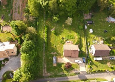Vue drone du Globe Trotteur, un hébergement insolite en bois de type lodge ou tiny house, installé dans un jardin privé, idéal pour le camping ou l’accueil en pleine nature.