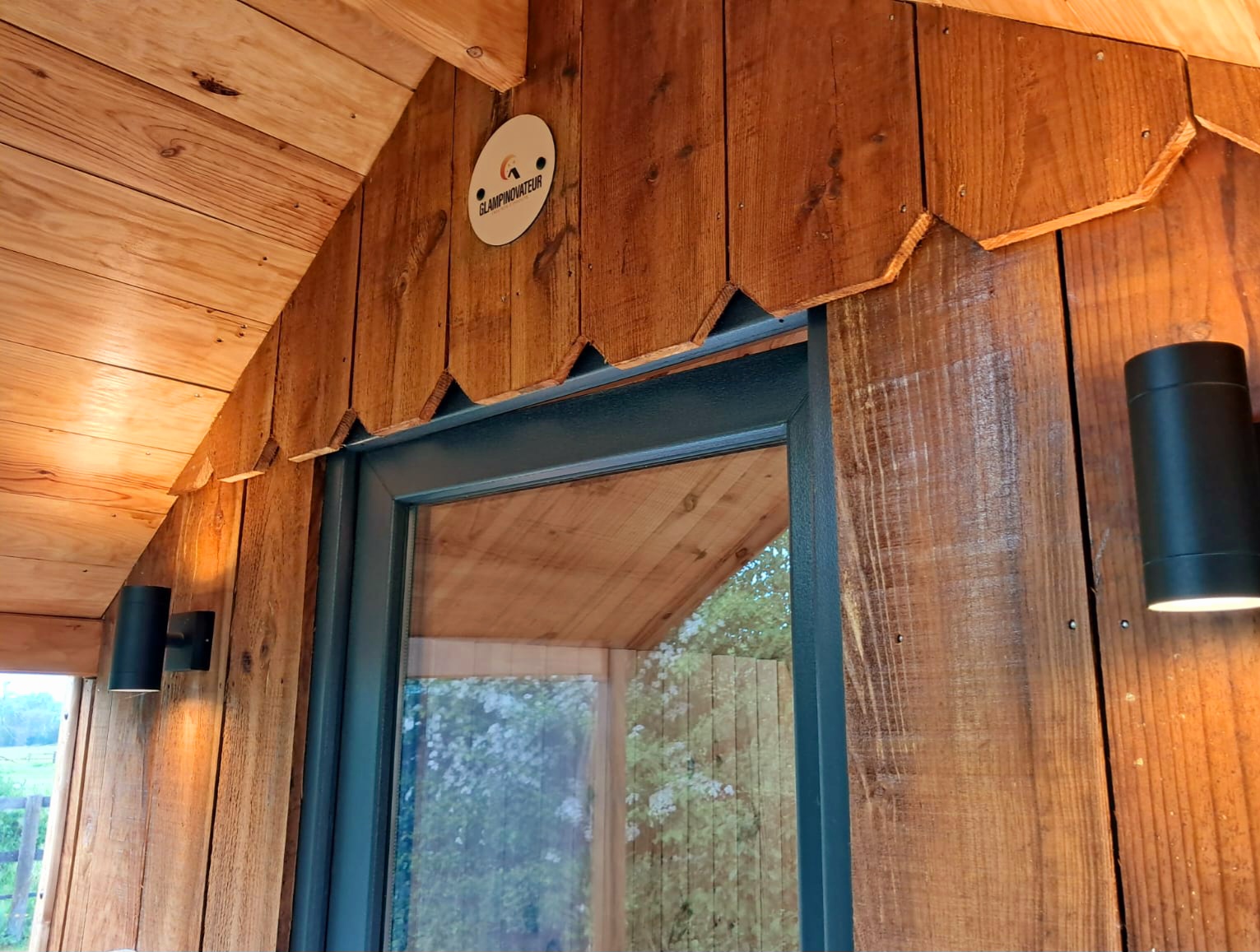 Installation d’électricité encastrée dans un hébergement insolite éco-conçu par Glampinovateur