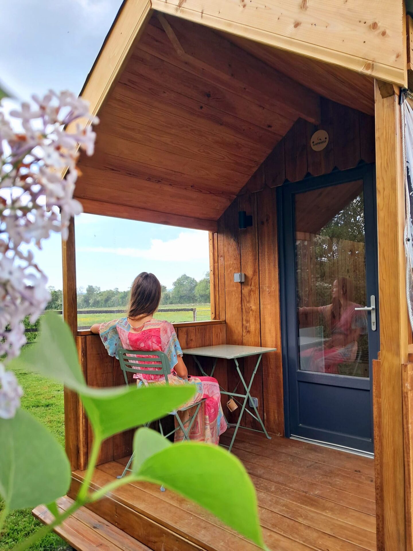 Terrasse couverte en bois de l’hébergement insolite Le Rêveur conçu par Glampinovateur