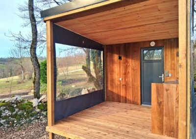 Sanitaire individuel innovant pour camping avec terrasse couverte de 10m², modèle 'Campeur' de Glampiovateur, fabricant d'hébergements insolites
