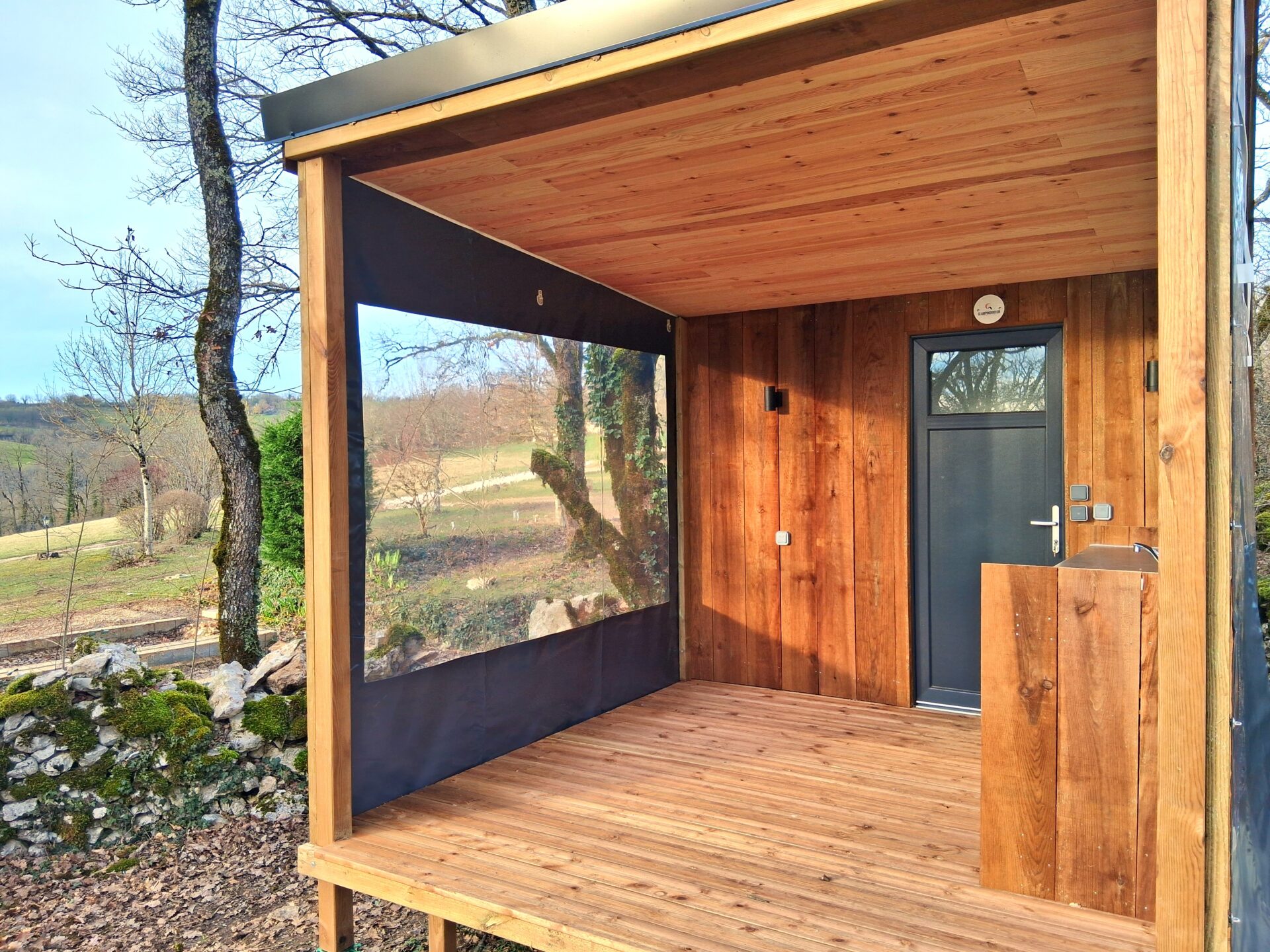 Sanitaire individuel innovant pour camping avec terrasse couverte de 10m², modèle 'Campeur' de Glampiovateur, fabricant d'hébergements insolites