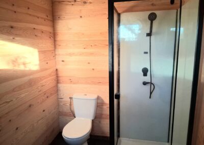 Sanitaire privé avec WC et douche pour camping insolite